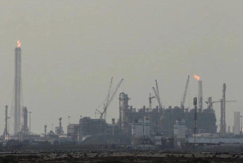 在中国,汽、柴油使用量去年双双下滑,延续2024年以来的趋势;天然气的需求增长主...