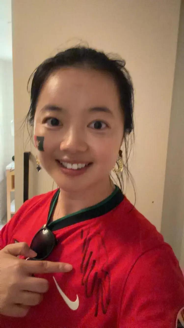 中国女球迷在加拿大一家饭店电梯巧遇C罗,引发热议。(取材自微博)