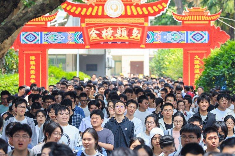 中国2026年高考(大学入学考试)放榜后,中国网络上近日流传一名台湾学生以702...