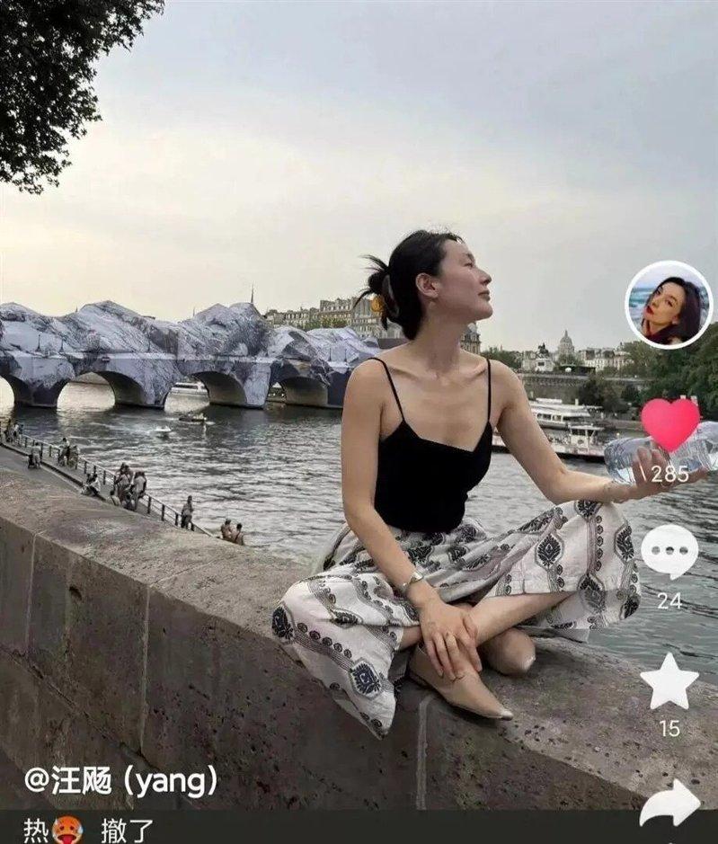 汪飏日前跑到塞纳河边的石堤上歇着,拍了那张穿黑短袖印花裙、脸晒得通红的照片发动态...