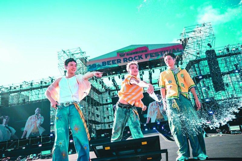 Ozone祖安(左起)、哲言、佳辰开心朝观众泼水。(图/宽宽集成提供)