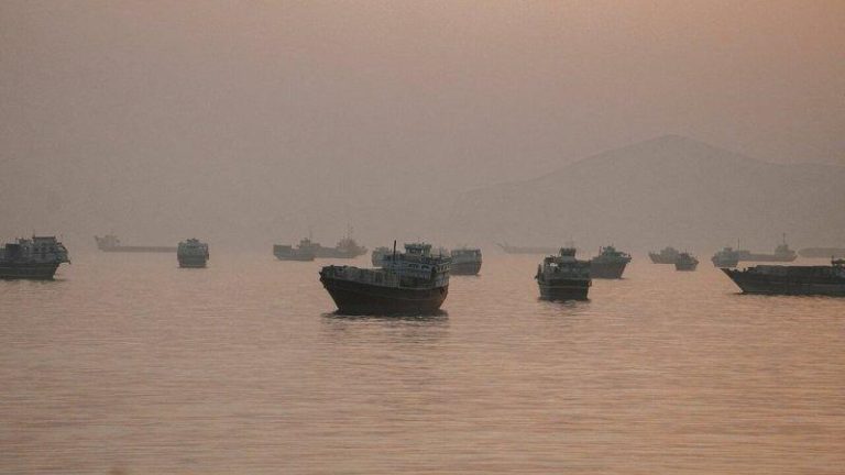 红海传1货轮遭武装分子攻击 增添中东航行安全变量 英国海事贸易行动办公室(UKMTO)指出,红海有一艘货轮遭不知名武装份子攻击。图...