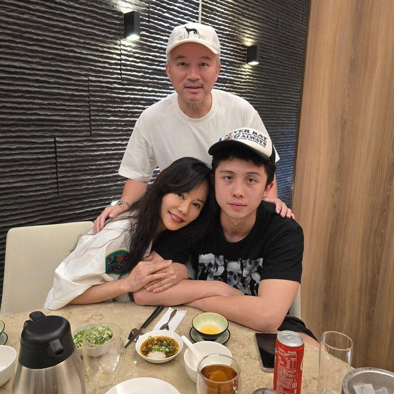 孙安佐(前右)风波不断。图为他和父母孙鹏、狄莺的合照。(取材自脸书)