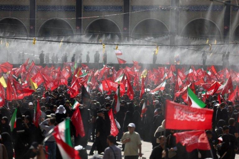 伊朗估1500万人送哈米尼 部分民众坦言不在意批夸大 伊朗民众5日聚集在首都德黑兰,站在洒水器下方出席已故最高领袖哈米尼公开告别式,挥...