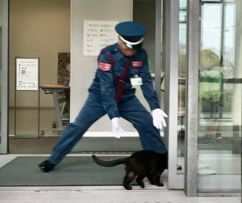 「Ken酱」生前连续多年挑战闯入美术馆内,皆由警卫马屋原定雄拦截下来。图/截取自...