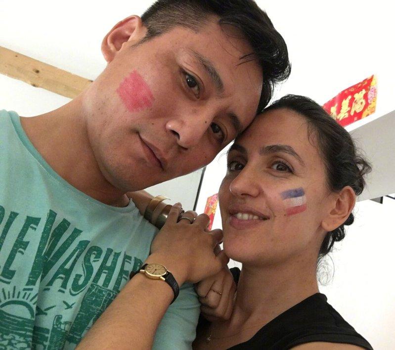 刘烨与法籍妻子安娜结婚17年,感情依旧甜蜜。(取材自微博)