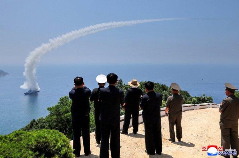 去年下水失败 北韩新驱逐舰「姜健号」试射飞弹 金正恩令两月内服役 北韩最高领导人金正恩(中,戴黄帽者),3日在官员随同下从岸边高处遥望「姜健号」驱...