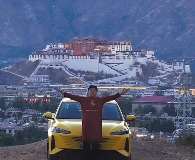 重庆小伙拍摄7天打出租车全程2229公里到拉萨视频， 获西藏文旅奖50万。（取材...