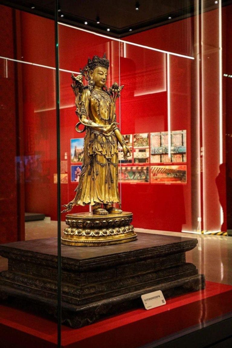 中国博物馆又翻车? 一级文物菩萨像 竟出现品牌广告字样 永乐款鎏金铜观音菩萨像。(取材自中国工艺美术馆)