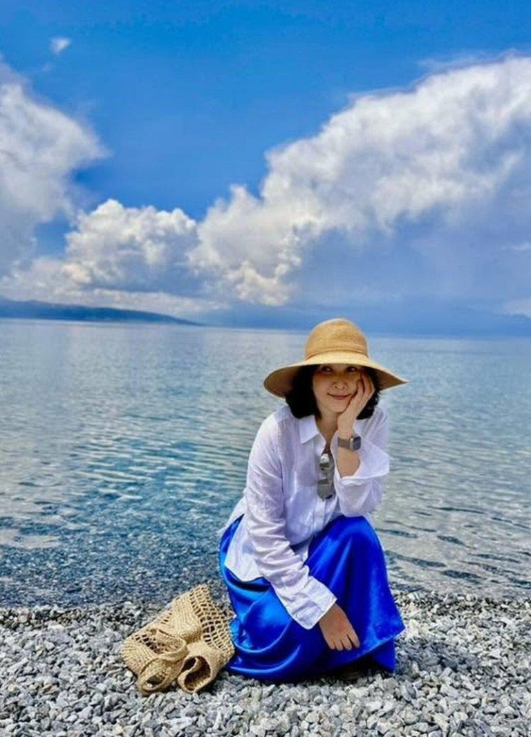 「惊世媳妇」张玉嬿游新疆晒美照 60岁不见老态 张玉嬿在新疆赛里木湖留下身影。(取材自脸书)