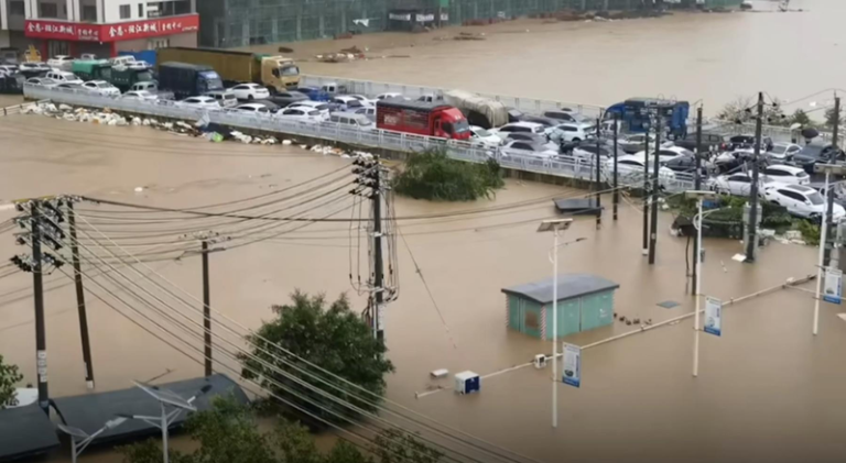 台风带来暴雨 中国广西「50年一遇」洪水 淹至近2楼 广西东斑江发生「50年一遇」洪水,水沿至近2楼,民众车辆需停在桥上等高处位置。(...