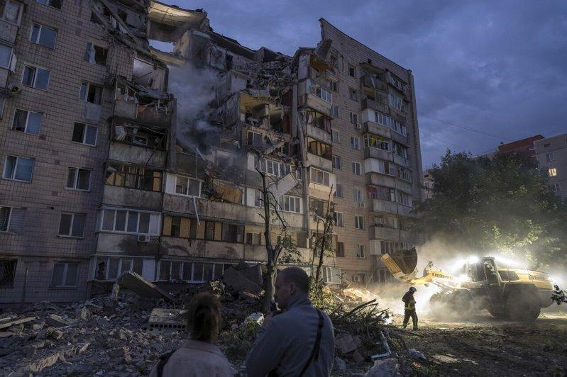 俄罗斯6日朝基辅地区发射飞弹与无人机攻击,已造成至少14人死亡、约60人受伤。图...