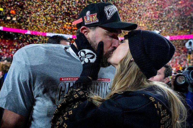 乐坛天后泰勒丝(Taylor Swift)与美式足球NFL酋长队(Chiefs)...