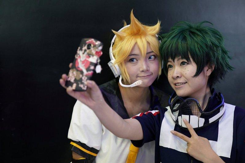Cosplay爱好者在上海举行的中国国际动漫游戏博览会上自拍。（路透）