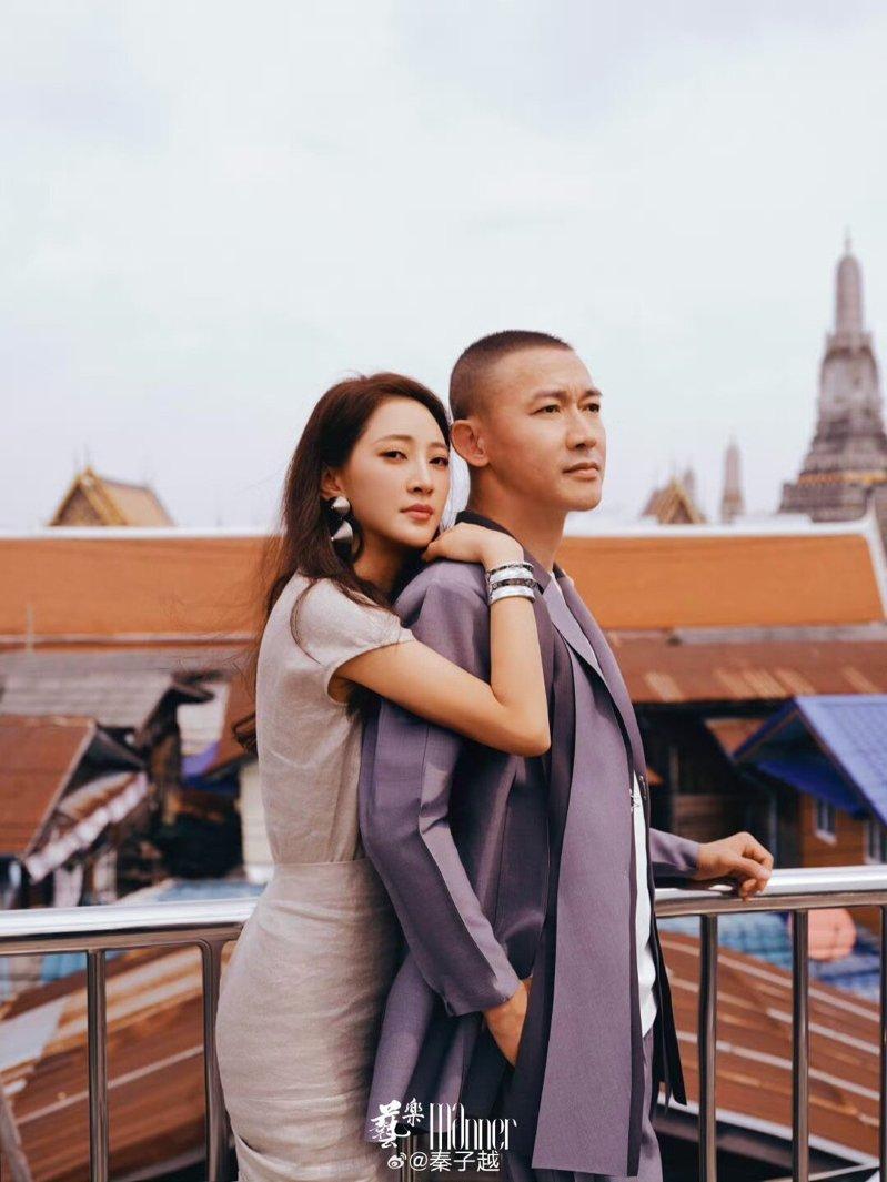 聂远(右)二婚再娶秦子越。(取材自微博)