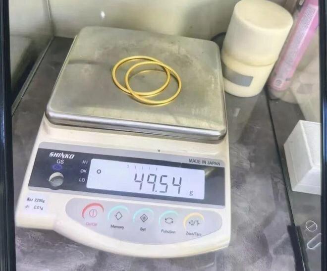 金块被打成两个金手镯。(视频截屏+