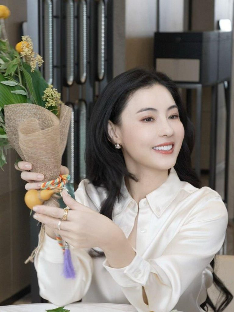 「功夫女足」成本3.8亿 近半预算全烧特效…张柏芝包18场力挺 张柏芝高调包下18场「功夫女足」力挺恩师周星驰。(取材自微博)