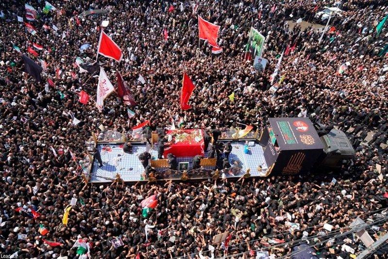 哀悼民众8日跟随遇害伊朗最高领袖哈米尼的灵柩,游行穿越伊拉克圣城纳加夫。(路透)