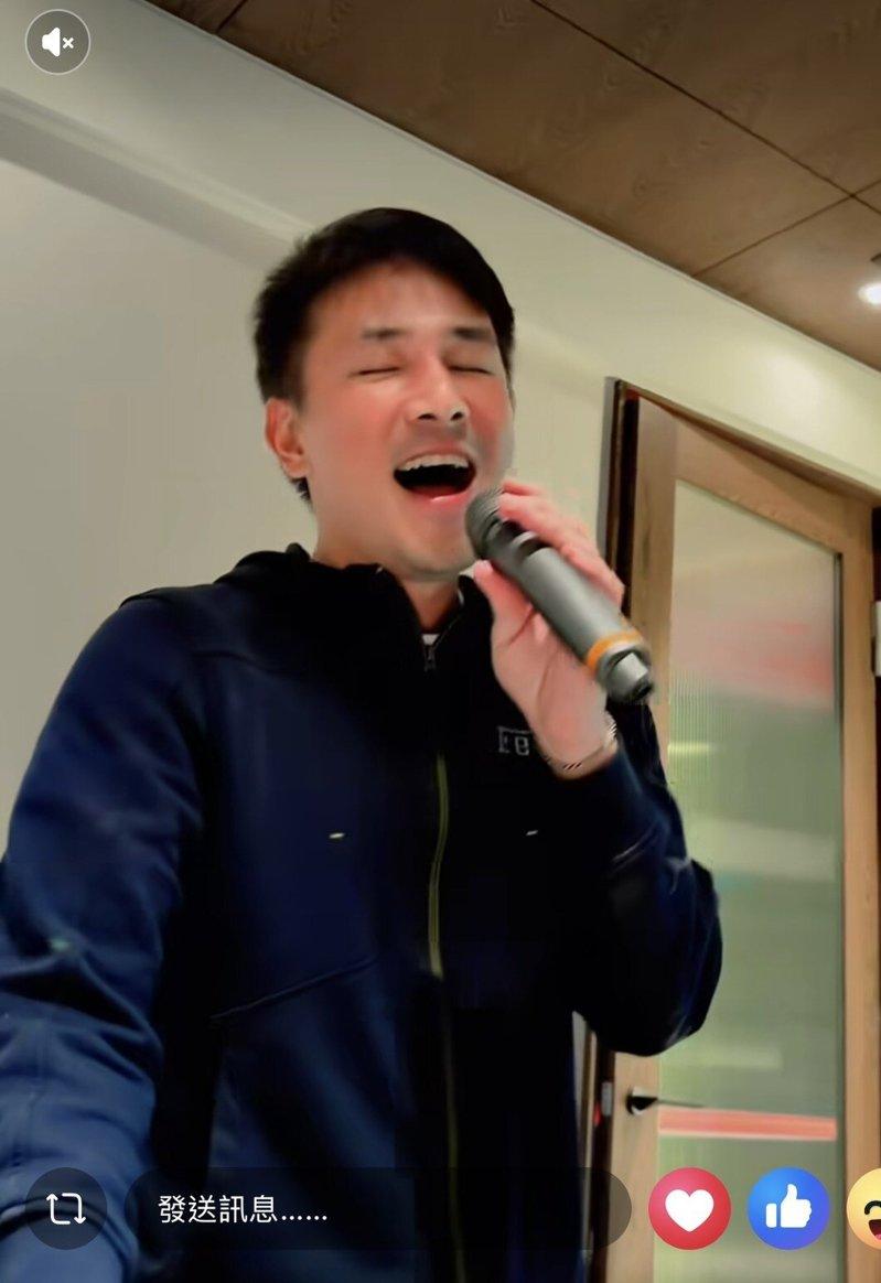 傅子纯生前对老婆唱情歌。图/摘自脸书