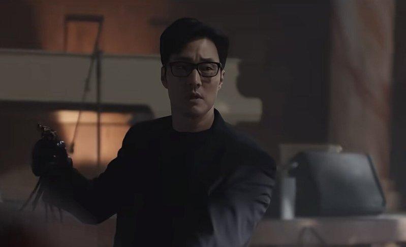 苏志燮徒手撕坏人头皮。(Netflix提供)
