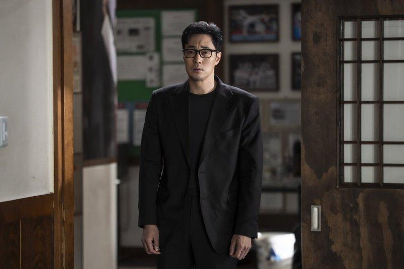 苏志燮在「金特务:本色回归」化身最强老爸,为救女儿大开杀戒。(Netflix提供...