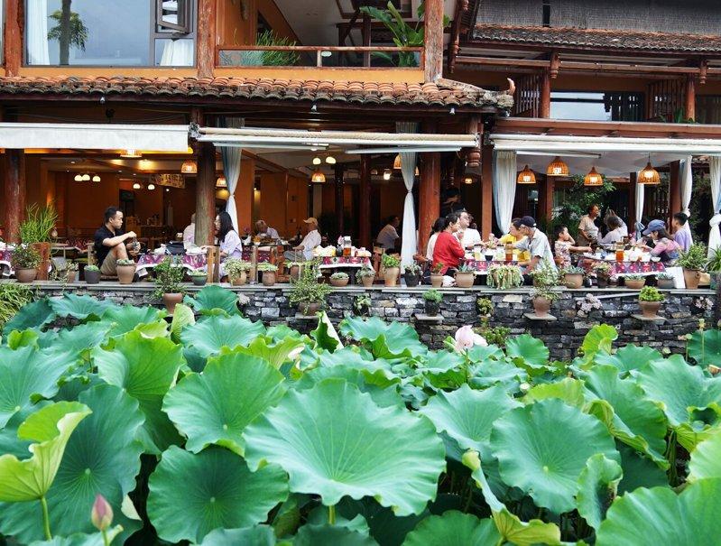中国多地正针对暑期消费旺季备战,广东、云南、陜西、洛阳、杭州等地近期相继发放各类...
