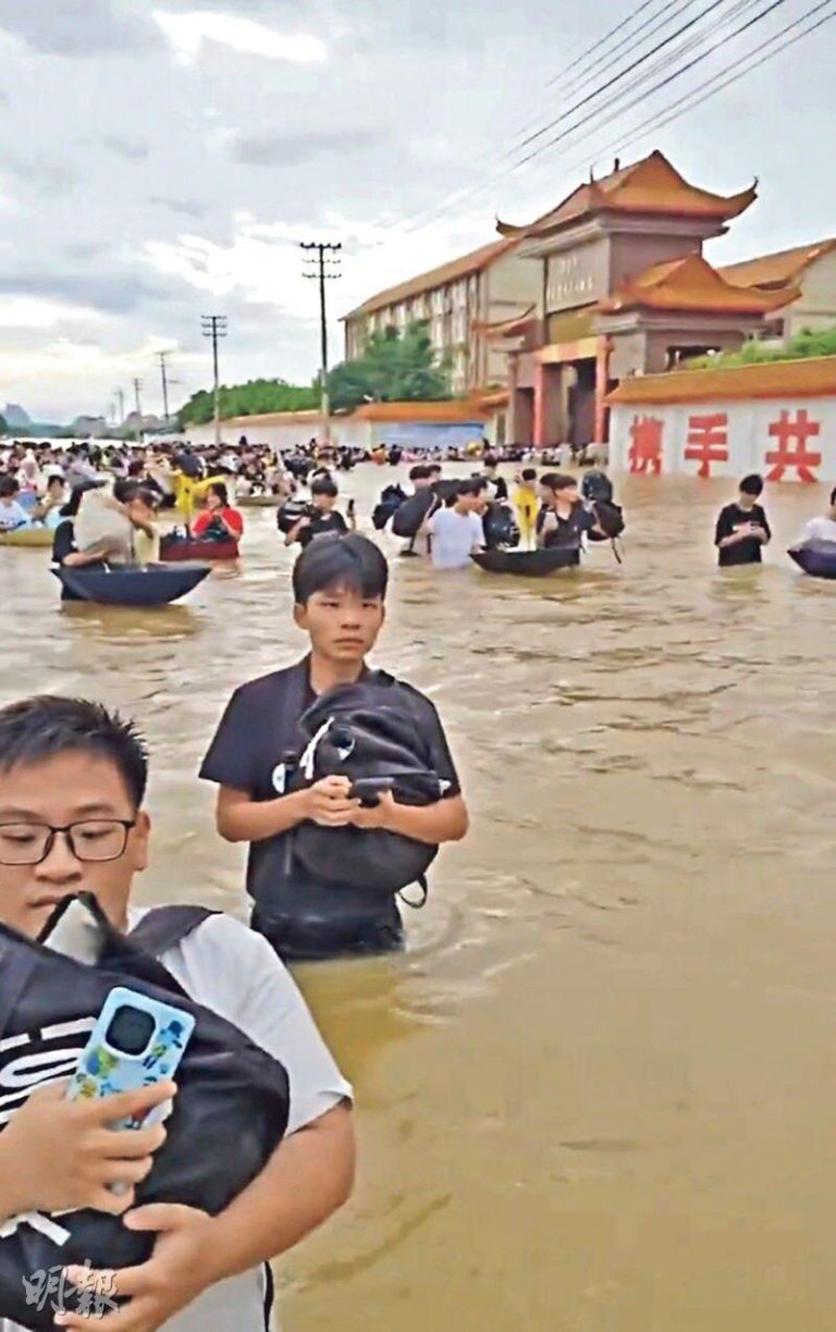 广西校舍淹水3层楼 1.2万师生受困 断水断粮…学生网上求助 贵港华南高中清北校区师生前日涉水「突围」离开校园,其间未有救援人员提供支持。(视...