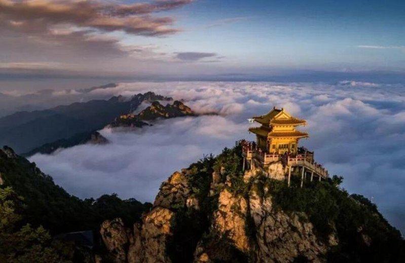 河南洛阳老君山景区向全国网友招募「云海观察员」,月薪高达6万元,且食宿全包。(取...