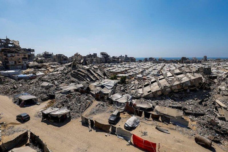 图为加萨市建筑物因战火受损。(路透)