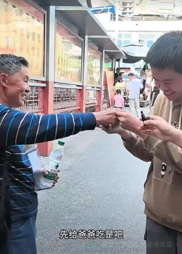 走出考场的贺永辉坚持要将剥好的鸡蛋先给父亲贺秀堂吃。(取材自风芒新闻报导)