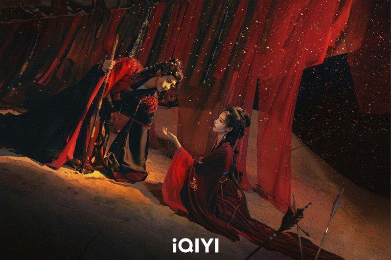 侯明昊（左）、艾米因政治联姻先婚后爱。图／爱奇艺国际版提供