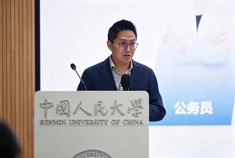 称考公仆是混吃等死 中企创办人张小龙辞所有职务 粉笔公司运行董事张小龙上月公开形容考大陆公务员是「混吃等死」,引发热议。(雷科技...