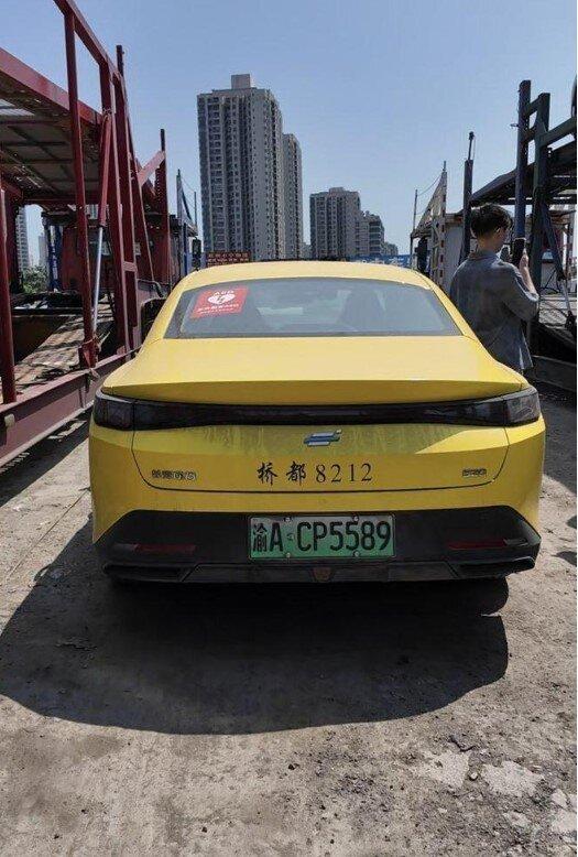 搭载「李要得」的「黄色法拉利」静静停在卸车场。 (取材自上游新闻)