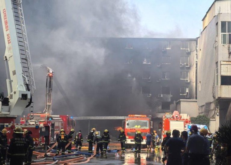 「中国鞋都」鞋厂大火28死 楼道堆杂物阻救援 负责人被逮 福建晋江辉腾鞋业9日中午12时许传出火警,直至16时许,火势才被扑灭。这场大火共...