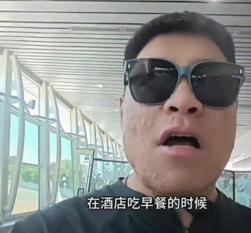 不满大马酒店未挂五星红旗,中国男子拍片公审反被嘲笑。 (翻摄自YouTube)
