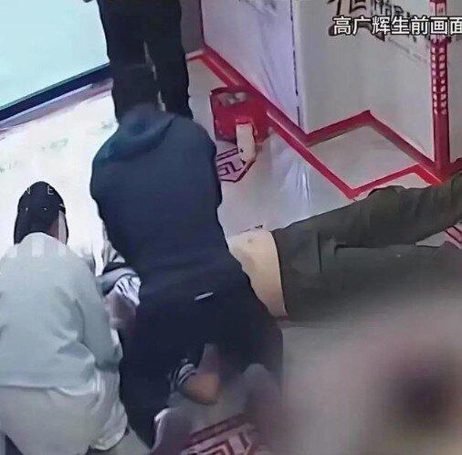 高广辉在电梯里再次倒下后,邻居接力进行心肺复苏。(取材自大象新闻)