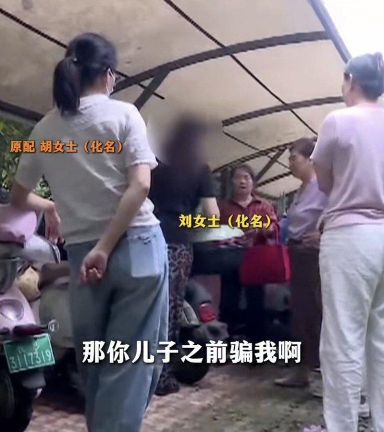 婆婆（右3）带着儿媳（左1，背对镜头者）和小三（左2，黑色上衣背对镜头者）理论。...