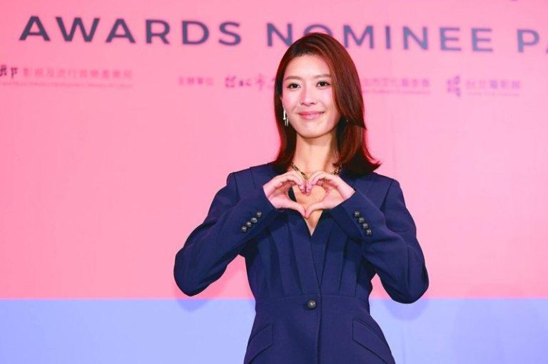 赴台遇台风… 余香凝自备5碗方便面 田启文和老婆去KTV唱歌 余香凝面对台风有些紧张。(记者林士杰/摄影)