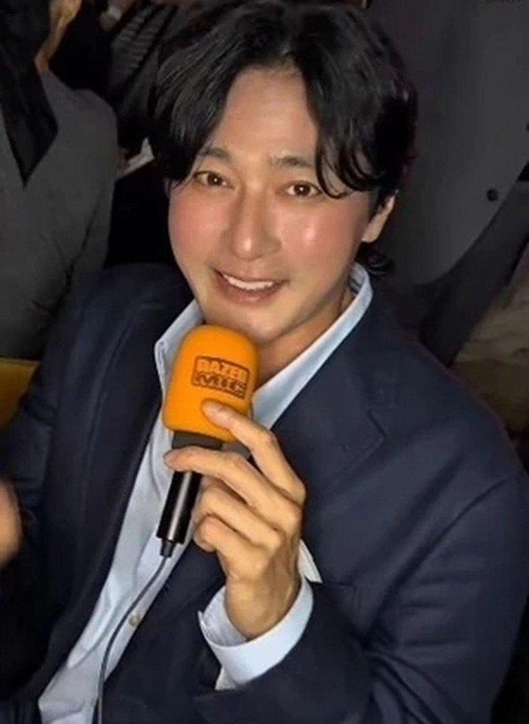 54岁张东健日前出席品牌活动，因脸部状态引发韩网热议。（取材自微博）
