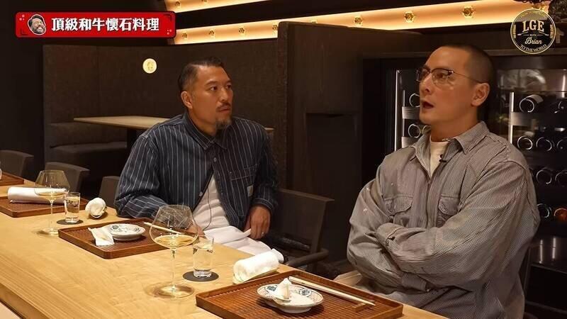 吴彦祖(右)登上好友「廿四味」成员Brian主持的YouTube节目,分享剧组便...