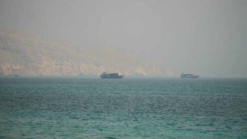 多艘船只9日在荷莫兹海峡、靠近阿曼沿岸一侧。(路透)