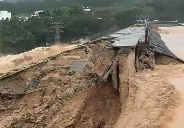 大跃进时兴建…六蓝水库挡不住洪水 还出现1个新名词 广西自治区横州市六蓝水库大坝7月6日上午被洪水冲出约50米缺口。(视频截屏)