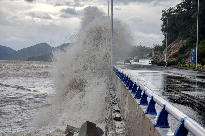 台风「巴威」11日逼近，福建省宁德市霞浦县三沙镇海边掀起巨浪。（中新社）
