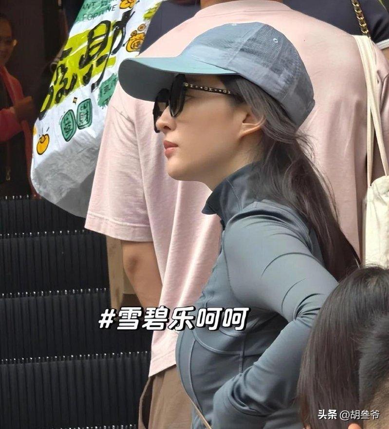 刘亦菲的扶梯素颜生图引爆全网热搜。(取材自微博)