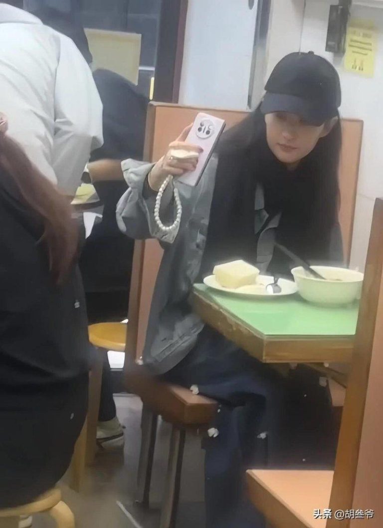 素颜生图刷屏后…刘亦菲跟美食自拍被捕获 反应好萌 刘亦菲在香港一家茶餐厅内与食物自拍。(取材自微博)