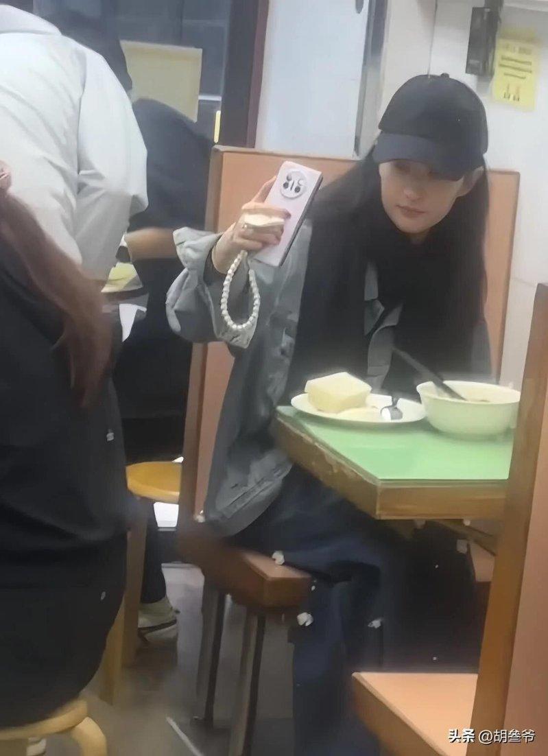 刘亦菲在香港一家茶餐厅内与食物自拍。(取材自微博)