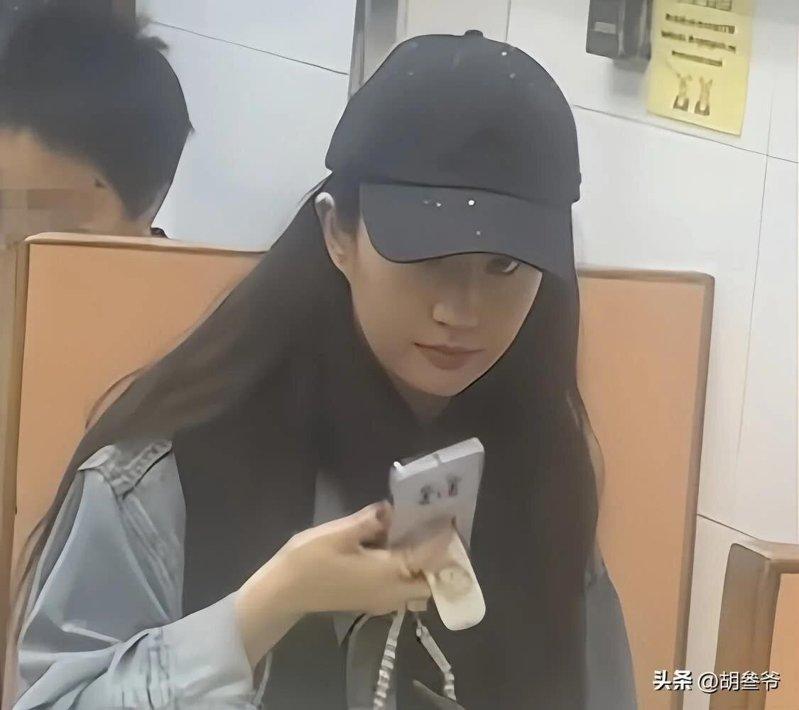 刘亦菲发现被偷拍后,表情有些尴尬。(取材自微博)