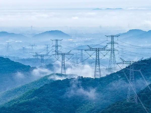 中国建设电力系统的家底,其实很薄,可以说是白手起家。(取材自人民日报)