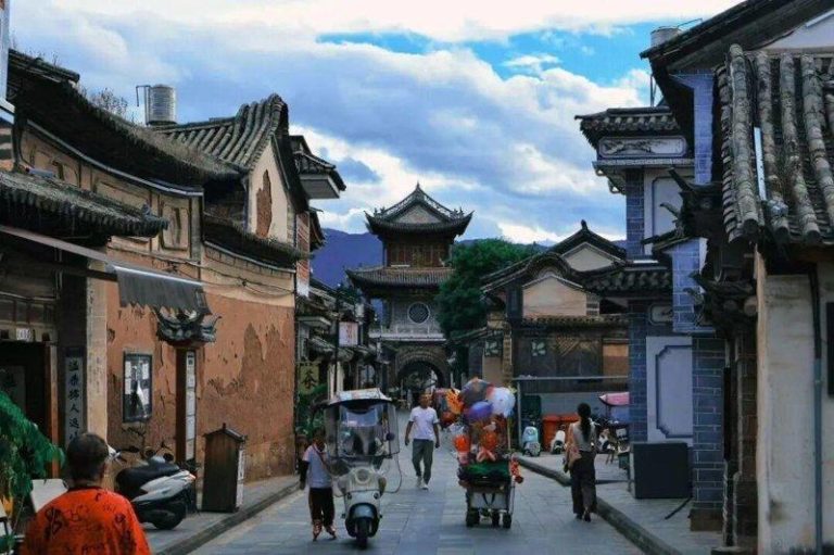 一天50元还是冷清…大理古城民宿 10万张床位空了一半 云南名城大理民宿今年暑假入住率大幅下滑。(取材自中新周刊)