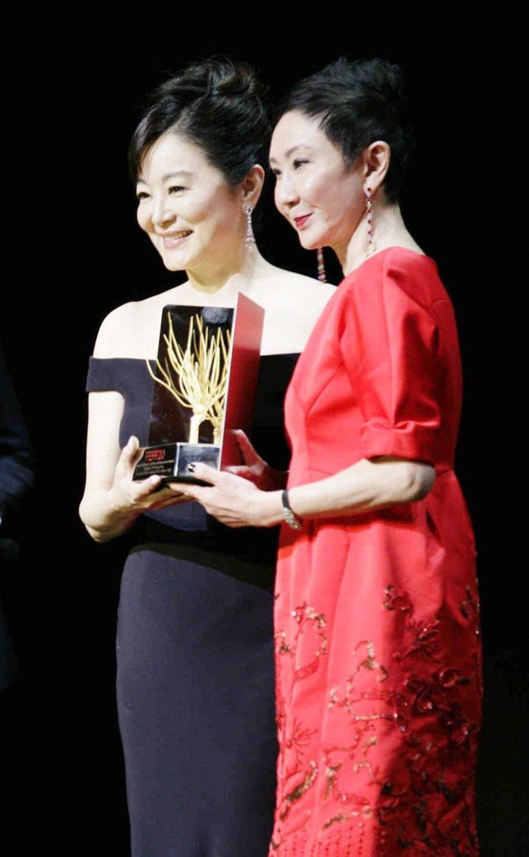 施南生辞世…林青霞泪喊「生命中的贵人」她才是大明星 林青霞、施南生不仅是工作伙伴更是好友。图/双喜提供